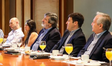 Desayuno Alumni con SURA Investments destaca claves y tendencias para enfrentar el 2025