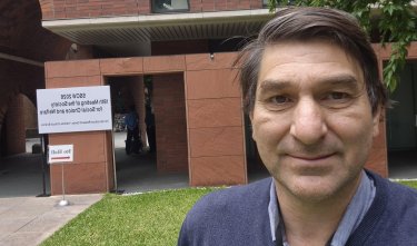 Profesor Matías Braun presentó investigación sobre bienestar y vulnerabilidad en conferencia internacional en Tokio